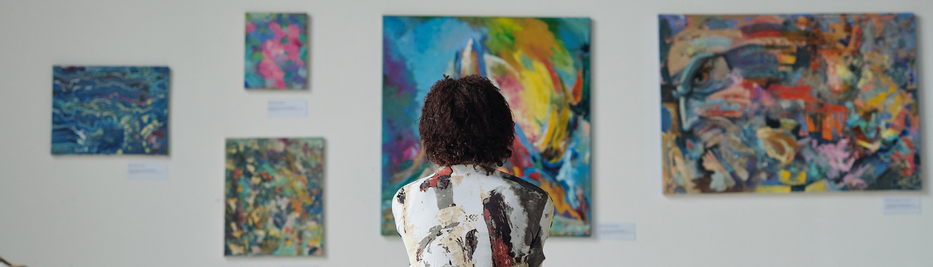 قوة الفن: دراسة وتعزيز التراث والإبداعات الفنية