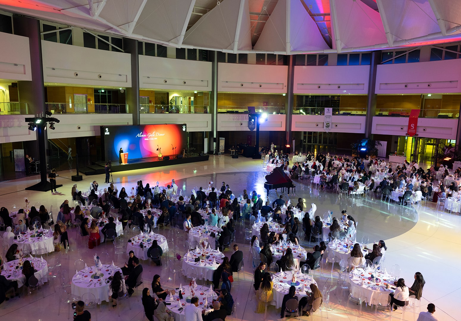 مزايا الخريجين